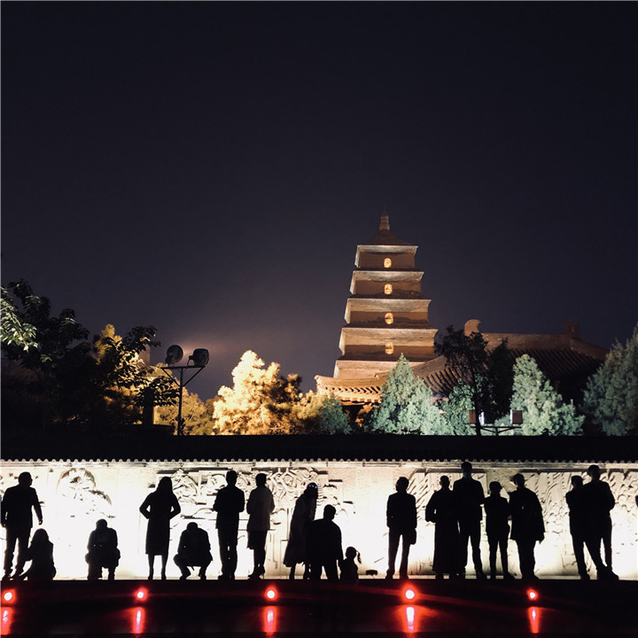 15371809236925106320.jpg +陳銀峰--雁塔剪影.jpg