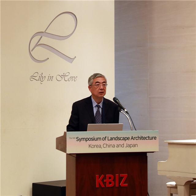 1539161673121160BAC5.jpg 中國(guó)風(fēng)景園林學(xué)會(huì)理事長(zhǎng)陳重致辭.jpg